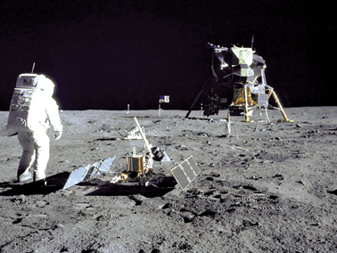 El astronauta Edwin Aldrin, fotografiado por Neil Armstrong el 21 de julio de 1969 junto al sismógrafo que acababa de instalar cerca del módulo lunar Eagle (“Águila”) de Apolo 11. En ninguna de las fotos tomadas en la Luna (o en la estación espacial internacional) pueden verse estrellas, pues la alta luminosidad del paisaje impone usar una escasa apertura y exposiciones muy cortas.